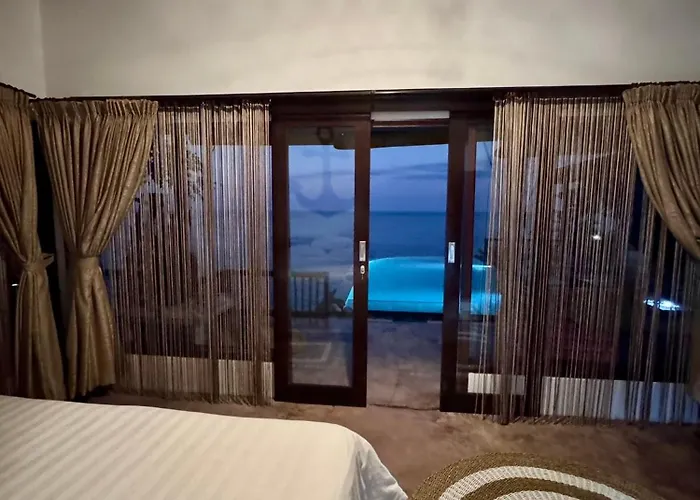 Makawi Tuwa Cliff - Luxury Cliff With Private Beach, Infinity Pools And Ocean View 4* Seraya