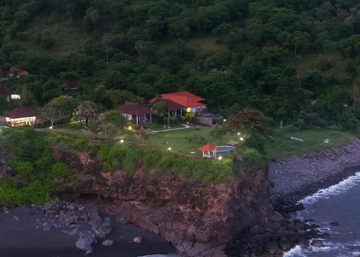 Makawi Tuwa Cliff - Luxury Cliff With Private Beach, Infinity Pools And Ocean View ベッド・アンド・ブレックファスト Seraya